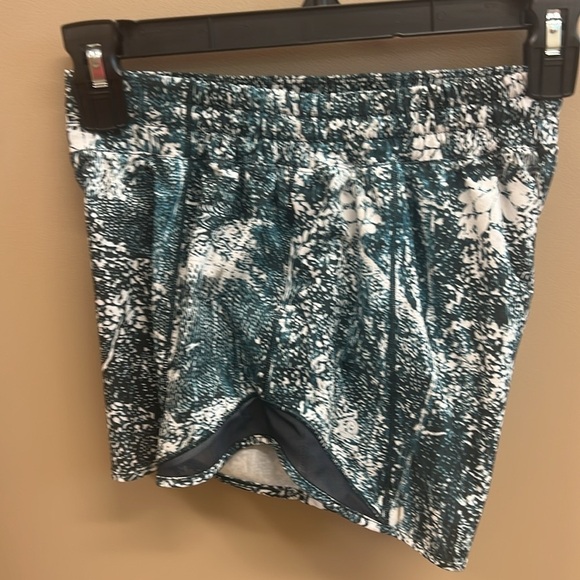 Lululemon Hotty Hot Short ll *Long 4” Wildwood White
Multi / Nocturnal Teal - Picture 4 of 13
